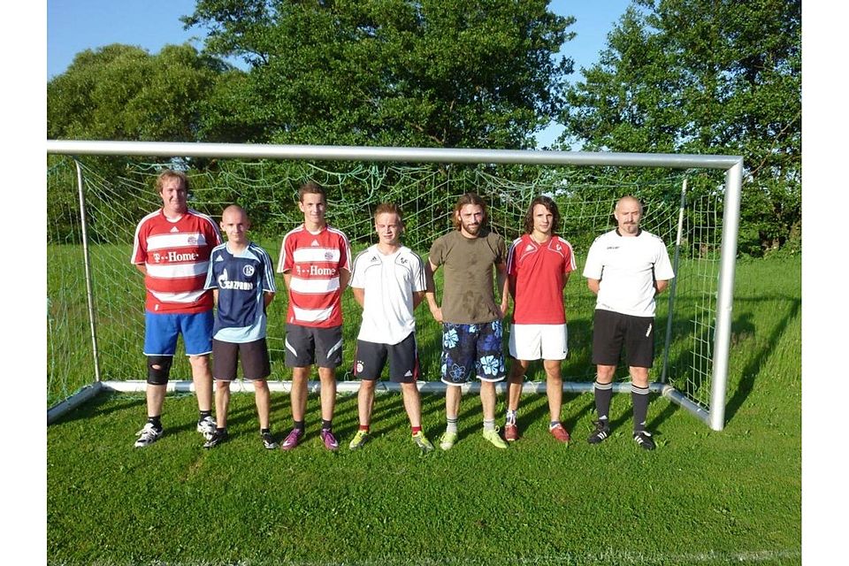 Zweiter Abteilungsleiter Höpfl (l.) und Neutrainer Zistler (r.) mit den Neuzugängen Foto: FC Untertraubenbach