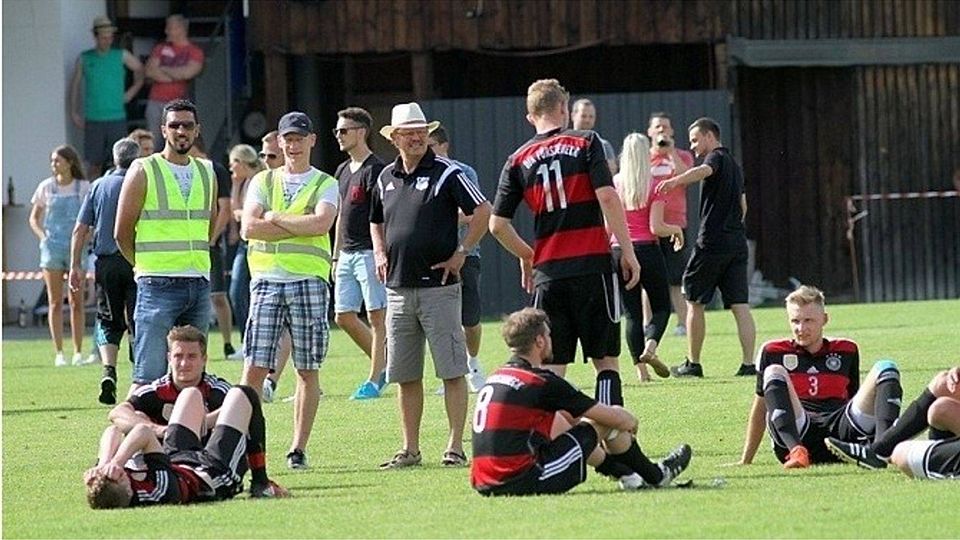 Auf dem Boden der Tatsachen: Die Fürstenecker nach der bitteren Relegationsniederlage gegen Karlsbach.F: Enzesberger