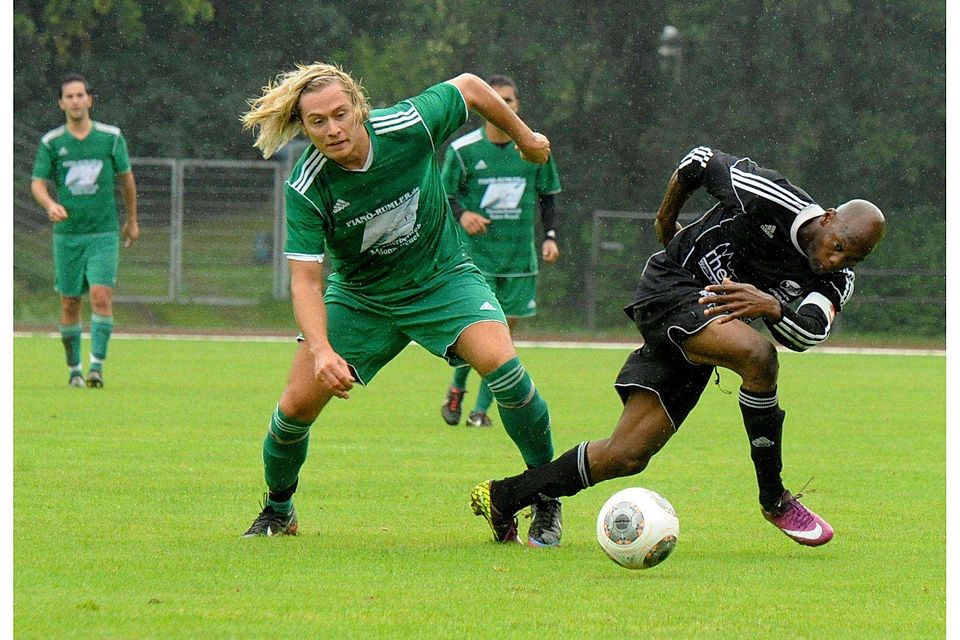 Um jeden Ball gekämpft wurde im Hinspiel zwischen Fortunas Manuel Mateus (rechts) und Maik Eckstein von Beuel 06. Foto: Horst Müller