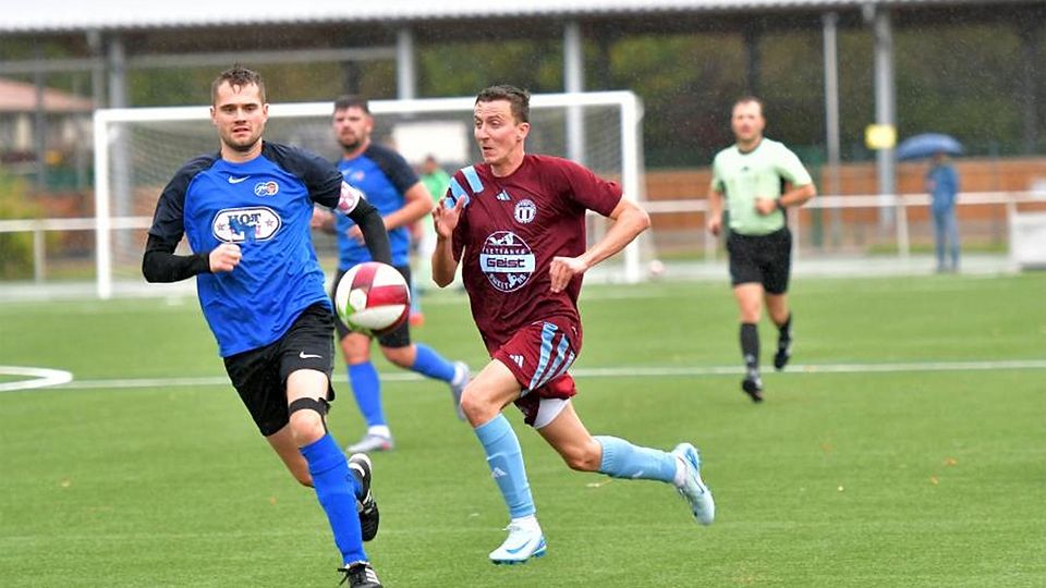 Leistungsträger: Kapitän Julian Goderbauer (links, hier im Zweikampf mit dem Rimbacher Robin Hechler) geht beim Fußball-A-Ligisten SV/BSC Mörlenbach voran.	Foto: Dagmar Jährling