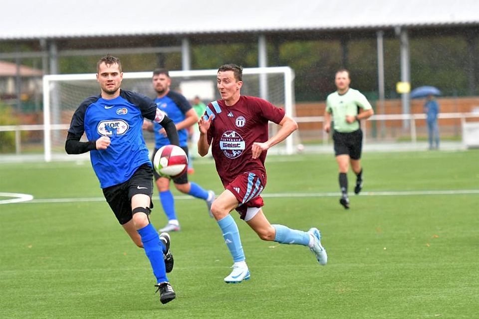 Leistungsträger: Kapitän Julian Goderbauer (links, hier im Zweikampf mit dem Rimbacher Robin Hechler) geht beim Fußball-A-Ligisten SV/BSC Mörlenbach voran.	Foto: Dagmar Jährling