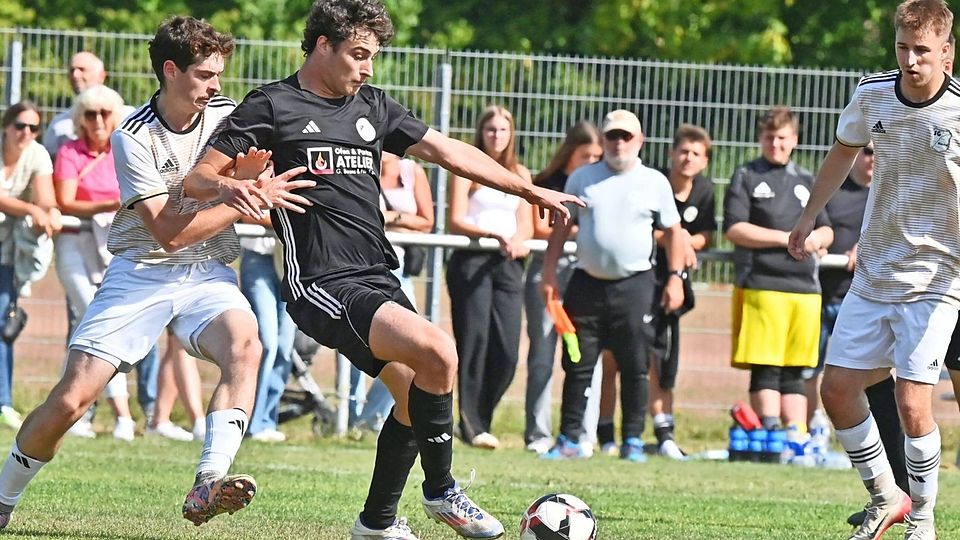 Ballsicher, schnell und ungemein torgefährlich: Lucas Herres (Mitte) will sein Talent ab Sommer in höheren Sphären unter Beweis stellen. Sein Wechsel vom B13-Ligisten SG SK Seinsfeld/Oberkail zum Rheinlandligisten FC Bitburg scheint beschlossene Sache zu sein.