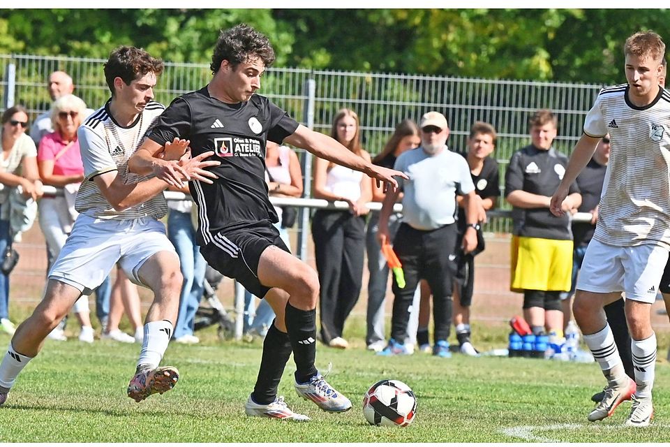 Ballsicher, schnell und ungemein torgefährlich: Lucas Herres (Mitte) will sein Talent ab Sommer in höheren Sphären unter Beweis stellen. Sein Wechsel vom B13-Ligisten SG SK Seinsfeld/Oberkail zum Rheinlandligisten FC Bitburg scheint beschlossene Sache zu sein.