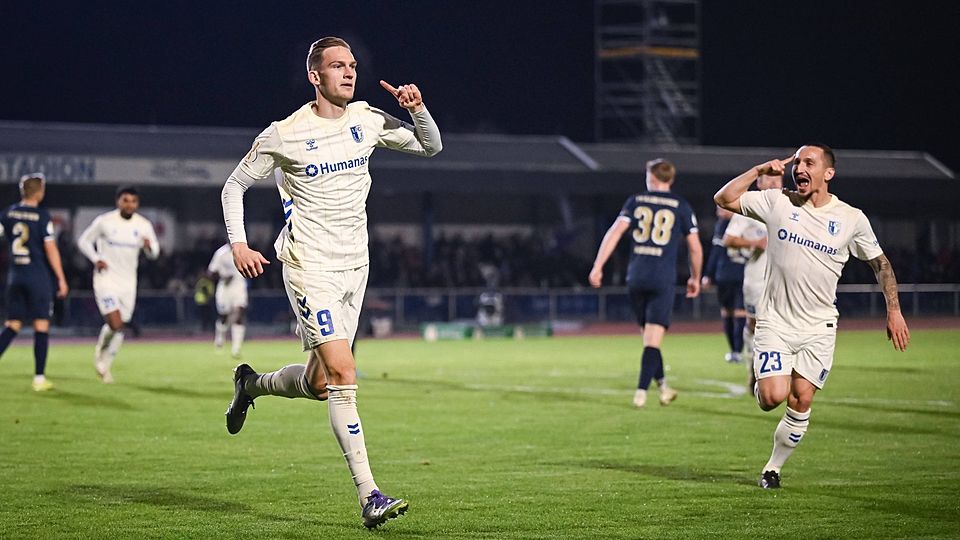 Er deutet`s an: Mit Köpfchen machte Maximilian Breunig (li.) das 1:0 in Illertissen. Am Ende setzte sich der 1. FC Magdeburg souverän mit 3:0 durch.