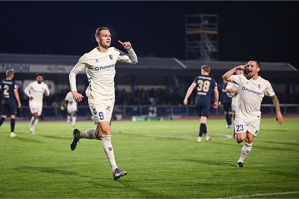 Er deutet`s an: Mit Köpfchen machte Maximilian Breunig (li.) das 1:0 in Illertissen. Am Ende setzte sich der 1. FC Magdeburg souverän mit 3:0 durch.