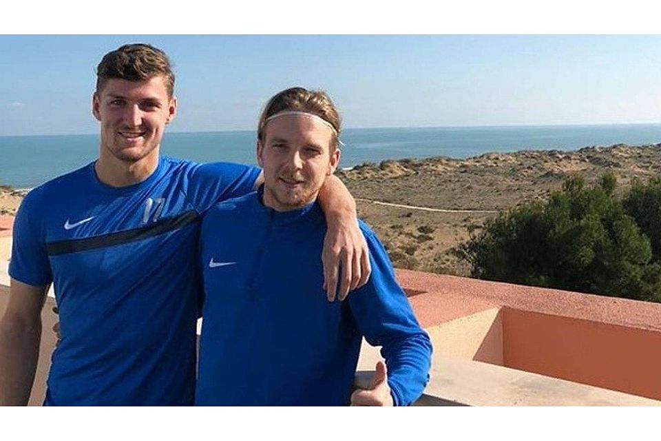 Enzo Wirtz (l.) und sein Zimmerkollege Kevin Hagemann grüßen von der Terasse ihres Hotels in Oliva, wo sich der WSV auf die Rückrunde vorbereitet.