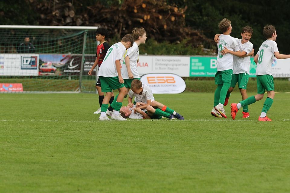 Die Murnauer Nachwuchsfußballer bejubeln ihren Sieg beim Merkur CUP.