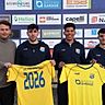 Von links nach rechts: Der Sportliche Leiter Johannes Müller freut sich über die Vertragsverlängerungen von Paul Iffarth, Pablo Rodriguez und Nenad Petkovic. 