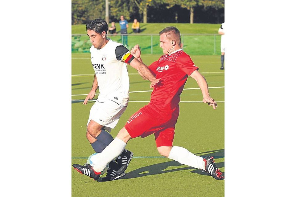 Ausgebremst: Alsenztals Andreas Schmitt (rechts) klärt in dieser Szene gegen Kreuznachs Bahri Bastürk. Trotzdem gewann Karadeniz am Ende mit 3:2. (Foto: Dirk Waidner) Ausgebremst: Alsenztals Andreas Schmitt (rechts) klärt in dieser Szene gegen Kreuznachs Bahri Bastürk. Trotzdem gewann Karadeniz am Ende mit 3:2. (Foto: Dirk Waidner)