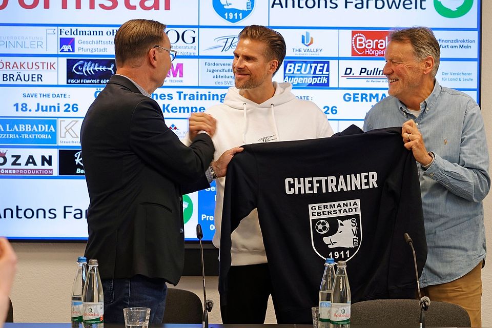Handschlag: Tobias Kempe (Mitte) wurde am Mittwoch als Trainer von Fußball-Kreisoberligist Germania Eberstadt vorgestellt. Vereinsvorsitzender Torsten Sonntag und der Sportliche Leiter Rainer Lanzer als auch der ehemalige Lilien-Profi freuen sich auf die Zusammenarbeit.