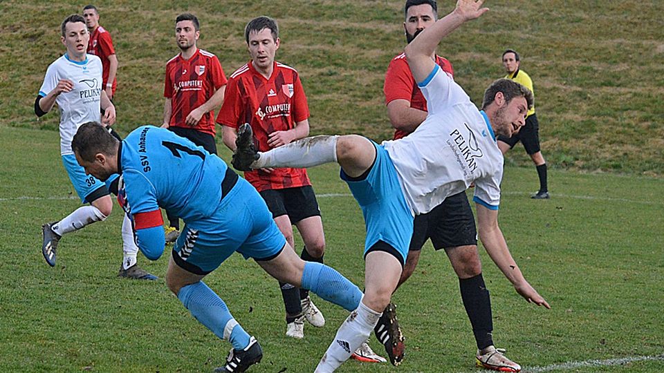 Abstiegskampf pur boten der FC Emersacker und der SSV Anhausen. Hier hat Gästekeeper Maximilian Wiedemann den Ball vor dem heranfliegenden Oliver Pelikan geschnappt. Sebastian Liepert, Mark Hofmann, Philipp Grondinger und Joschka Lackner beobachten die Szene.