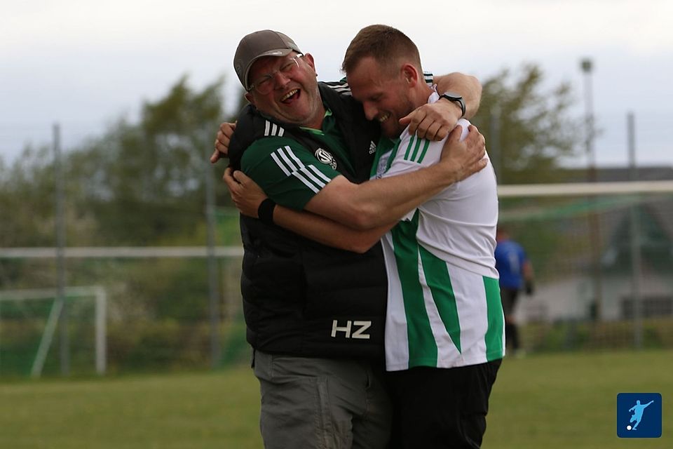 Da war Schöneseiffens Fußballwelt noch in Ordnung - Trainer Heiko Zimmer (l.) herzt seinen 1:0 Torschützen Daniel Schmidt