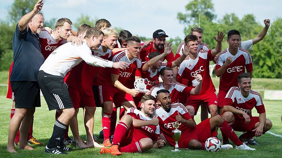 Rot-Weiß Zerbst bejubelt den Gewinn des Supercups    F: Harbke