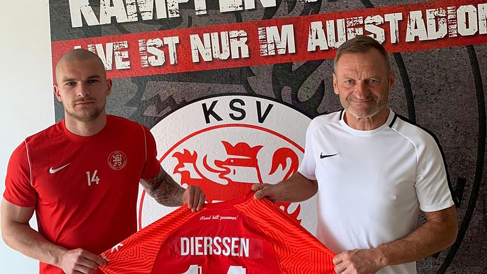 Tim Dierßen trägt auch in der kommenden Saison das Trikot des KSV Hessen Kassel. Im Bild rechts mit Jörg Müller, sportlicher Leiter der Löwen.