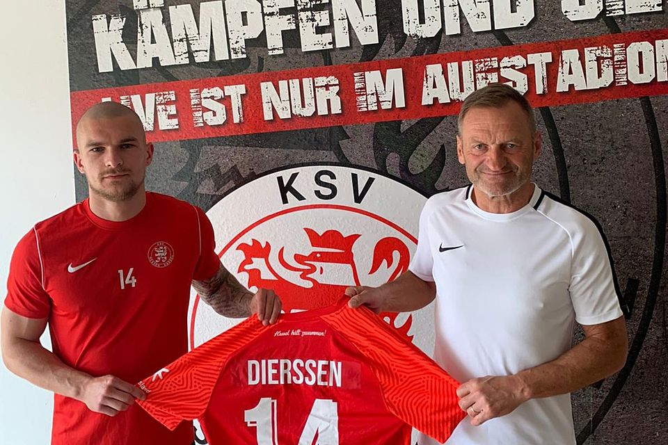 Tim Dierßen trägt auch in der kommenden Saison das Trikot des KSV Hessen Kassel. Im Bild rechts mit Jörg Müller, sportlicher Leiter der Löwen.
