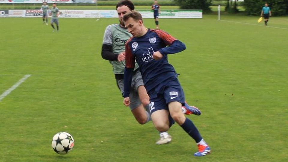 Dynamisch bereitete Robin Keiß (blaues Trikot) das 2:0 für Langerringen vor.