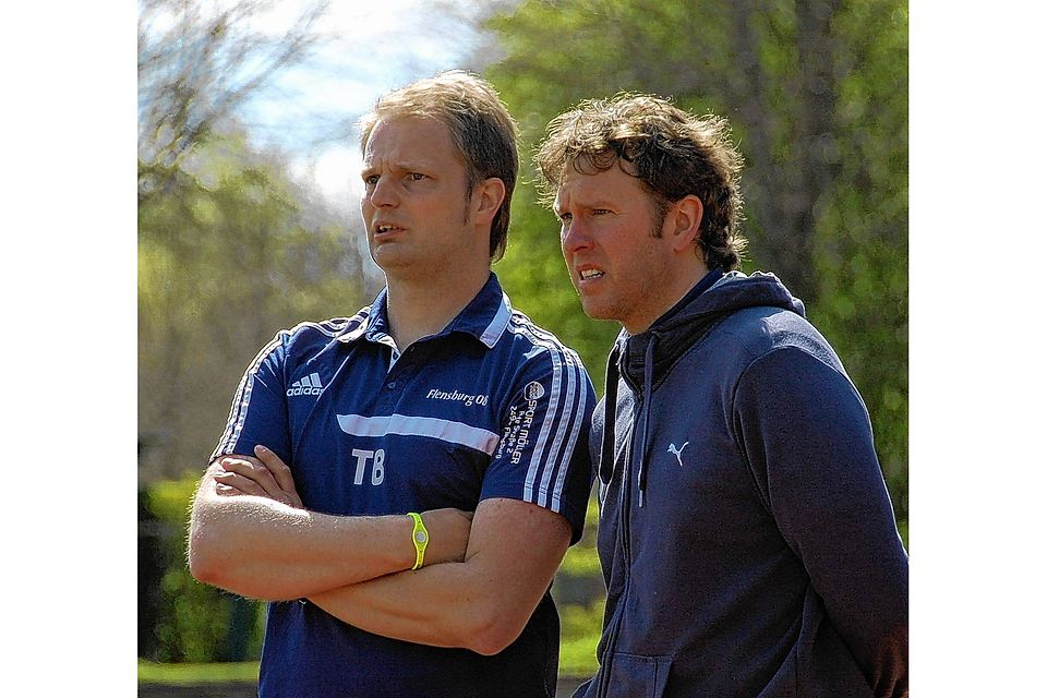 Konzentrierter, analytischer Blick:  08-Trainer Torsten Böker  (li.) und sein Assistent  Frank Peters bei der ?Arbeit?.  jös*