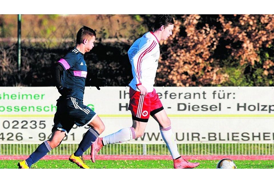 Enteilt: Bliesheims Torschütze Philipp Kuder (r.) ist schneller als Viktorias Dominik Kranz. Foto: Bucco