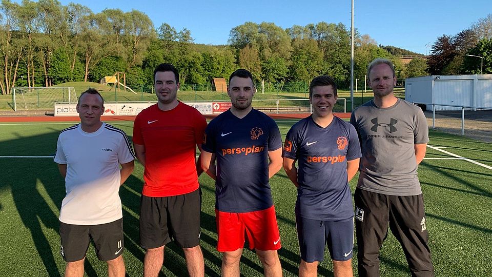 Eduard Lange (3. von links) und Lasse Jakobs (4. von links) wechseln zur neuen Saison zur TSG Adler Dielfen.