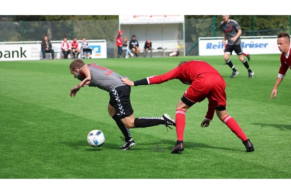 Rot-Weiß Hünsborn II gewann sein Heimspiel gegen den FC Kirchhundem.  Foto: leem