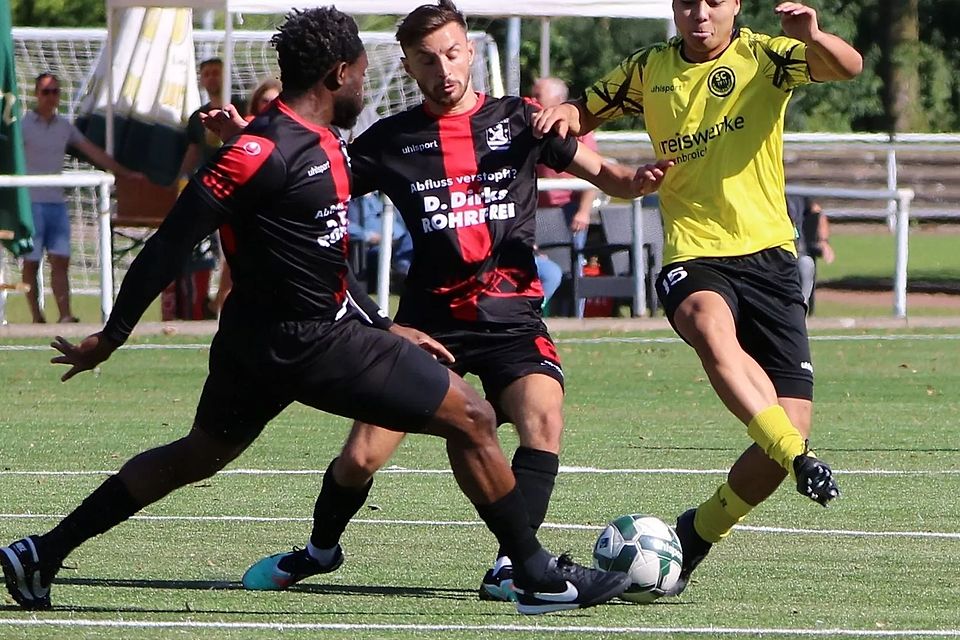 Tsiougaris (Mitte) bleibt den Solingern erhalten.