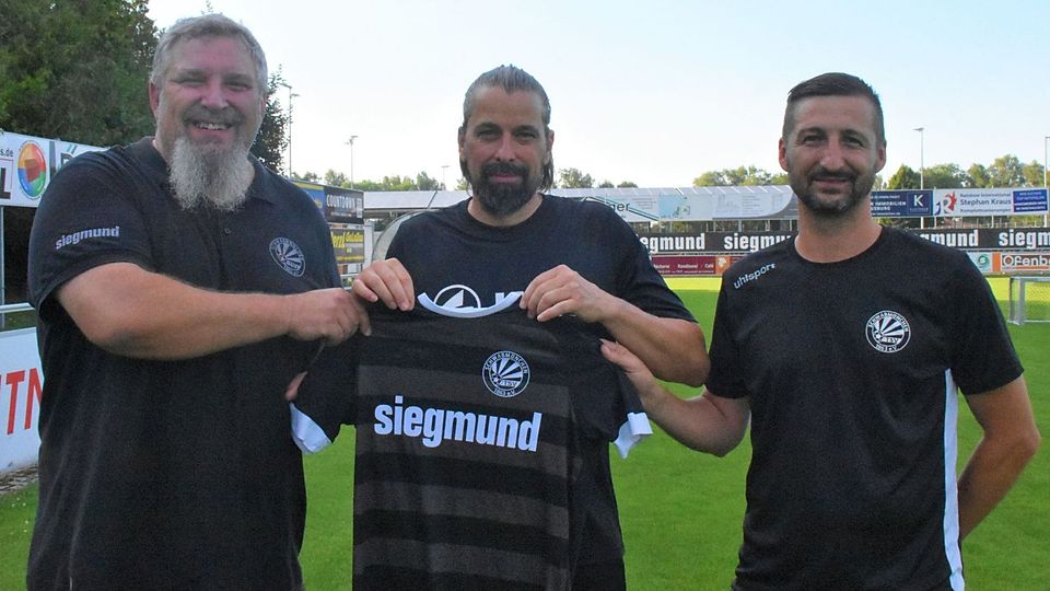 Emanuel Baum (Mitte) ist der Neue beim TSV Schwabmünchen. Der Trainer übernimmt ab sofort. Abteilungsleiter Germar Thiele (links) und der Sportliche Leiter Matthias Vogel freuen sich auf die Zusammenarbeit.