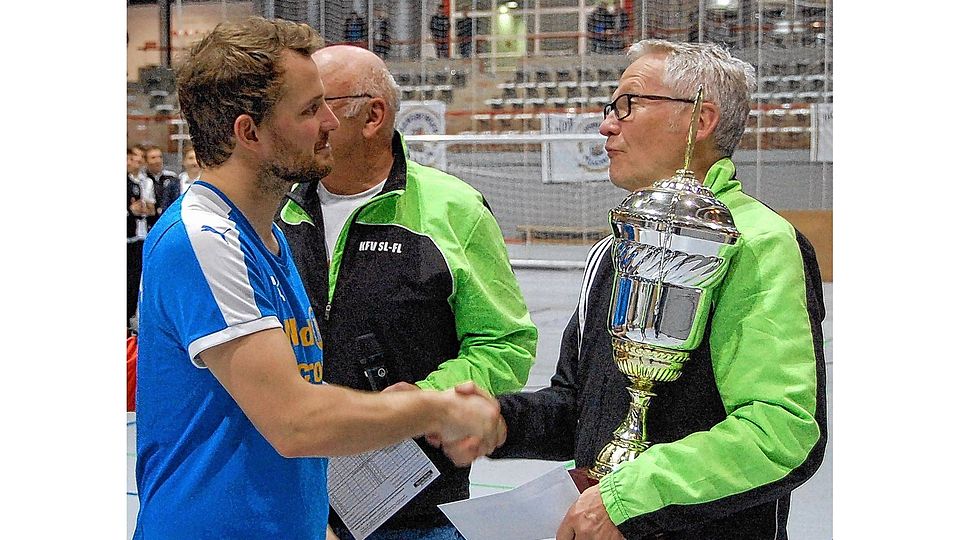 Pokalübergabe: Holger Sohrweide (re.) gratuliert 08-Kapitän Robin Schmidt. Foto: jös*