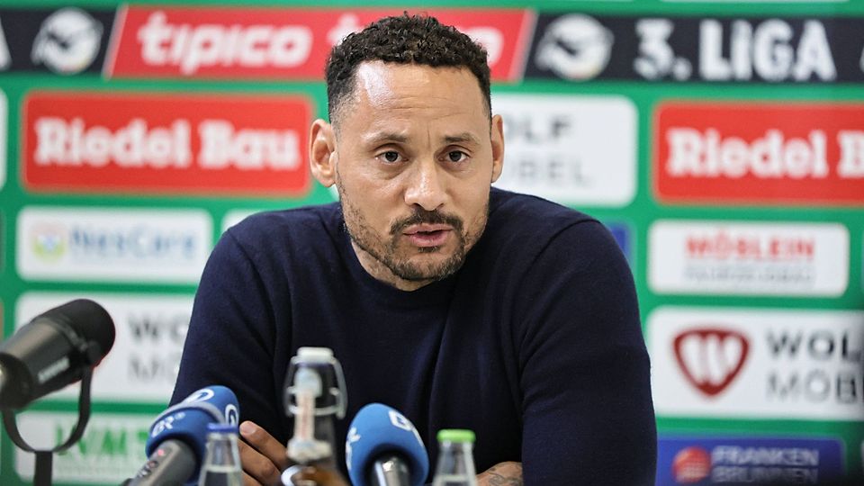 Jermaine Jones bei seiner Vorstellungs-Pressekonferenz in Schweinfurt. 