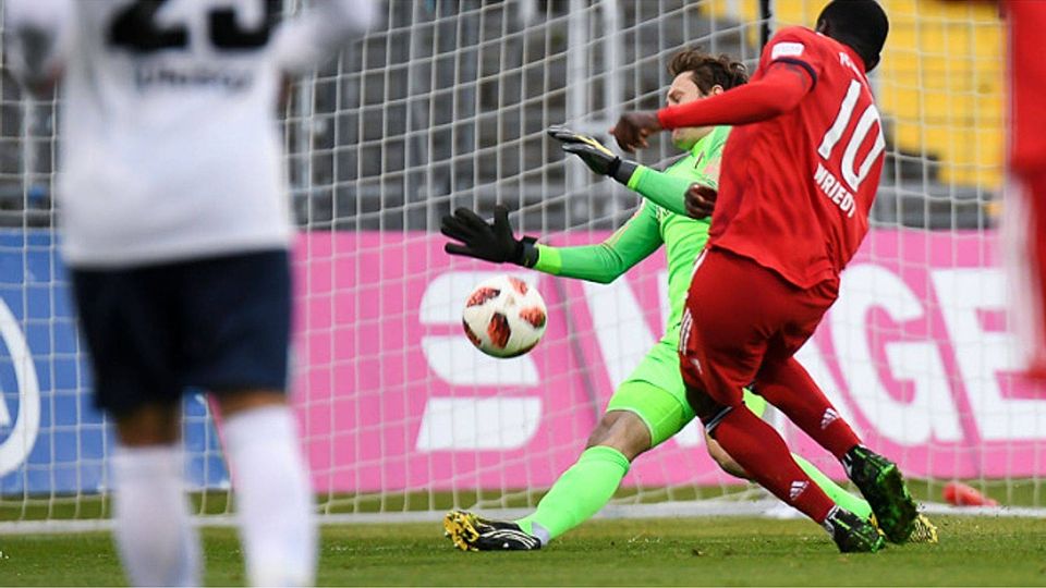 Kwasi Okyere Wriedt (rot) erlöste die Bayern Amateure mit seinem Treffer zum 1:0 nach 69 Minuten. Sven Leifer