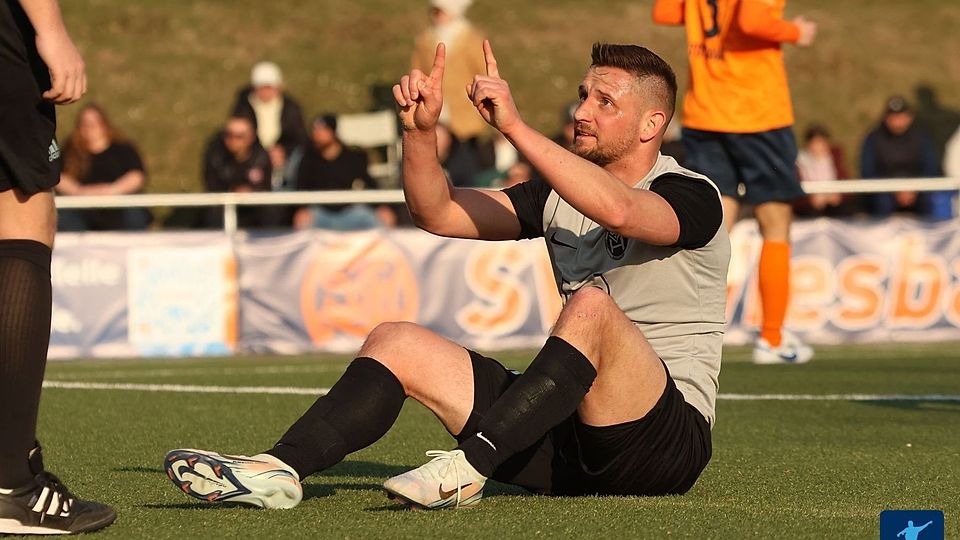 Zwei Finger hält er hoch, aber verlängert hat er (erst mal) für eine weitere Spielzeit: Maurice Burkhardt bleibt 26/27 Spielertrainer bei Rot-Weiß Hadamar.