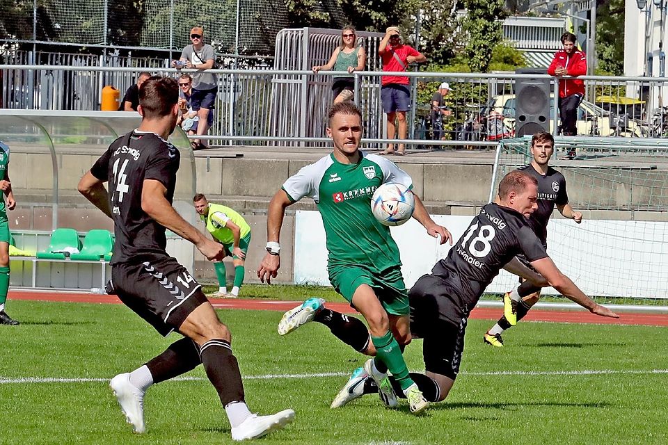 Ab durch die Mitte: Der Geretsrieder Srdan Ivkovic (grün-weiß) setzt sich hier gegen die Schwaiger (v.l.) Johannes Empl und Sebastian Hofmaier durch.