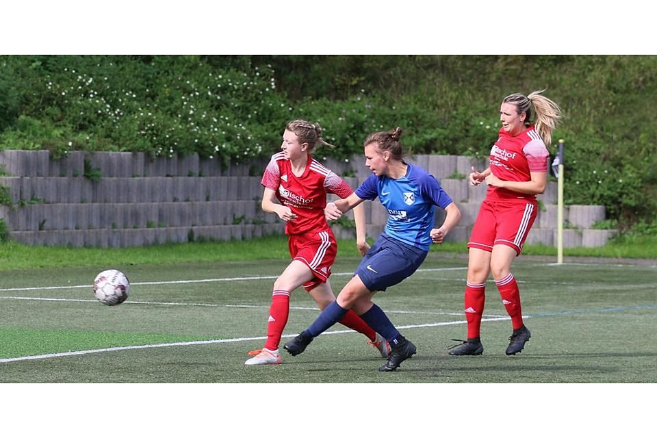  Finja Reuter vom TSV Bicken hat sich gegen Lena Marie Fischer (l.) vom SV Anraff durchgesetzt und erzielt das 1:0. © Sven Jessen 