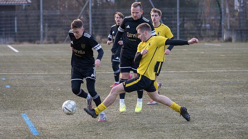 Die rustikale, konsequente Gangart von Grafings (gelb) Bernhard Hilger verfehlte ihre Wirkung auf Kirchseeons Kombinierer (von links) Thomas Gütermann und Danny Hahne nicht.