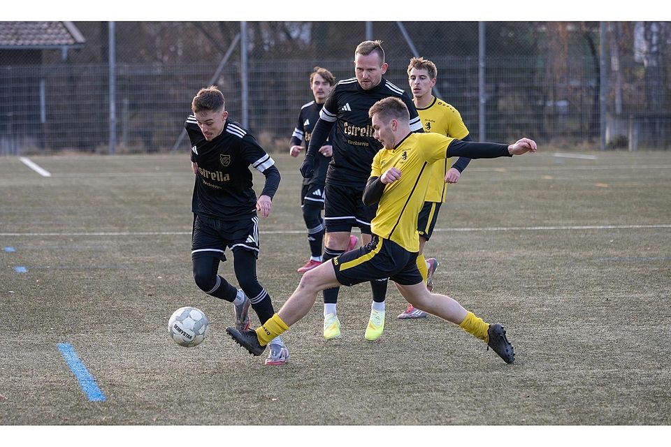 Die rustikale, konsequente Gangart von Grafings (gelb) Bernhard Hilger verfehlte ihre Wirkung auf Kirchseeons Kombinierer (von links) Thomas Gütermann und Danny Hahne nicht. Die rustikale, konsequente Gangart von Grafings (gelb) Bernhard Hilger verfehlte ihre Wirkung auf Kirchseeons Kombinierer (von links) Thomas Gütermann und Danny Hahne nicht.