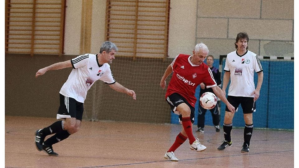 Viel Ballgefühl: Der 75-jährige Wulf Karkoschka vom 1. FCF zeigt sein Können.  ©Dirk Schaal