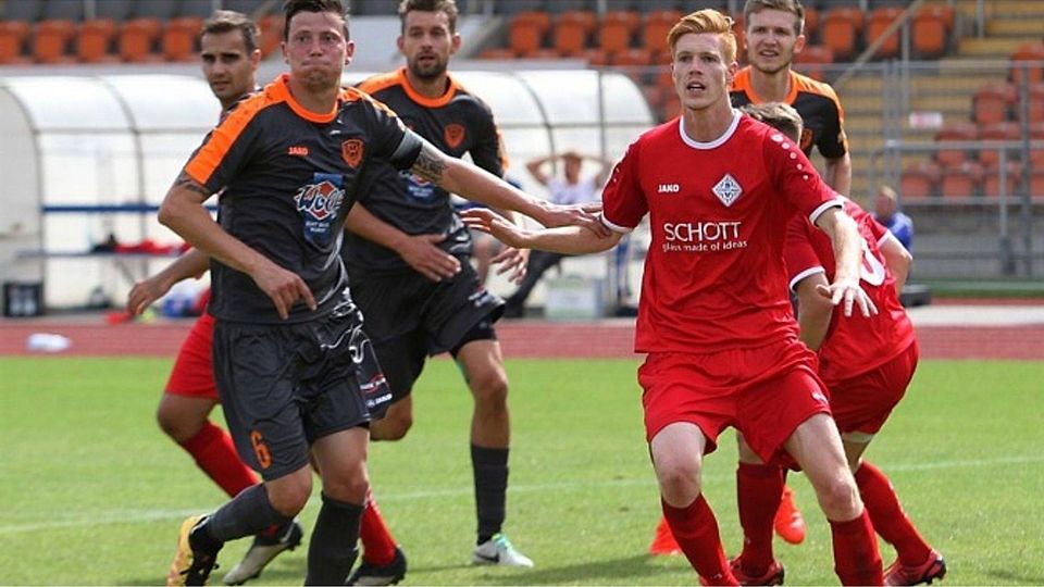 Andy Haupt (in rot) wechselt aus Jena nach Zorbau.                       F: Beate Pauli