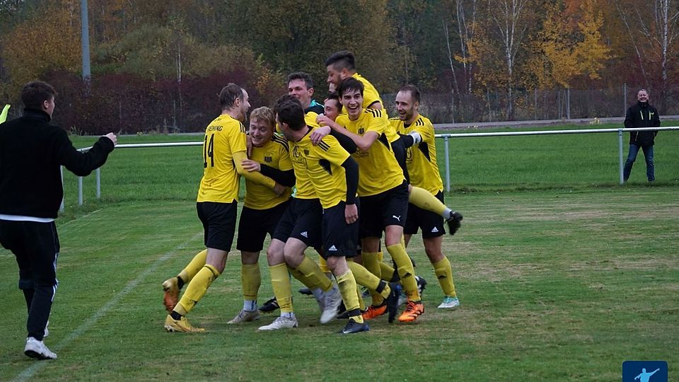 Unbeschreibliche Freude herrschte bei Schlußlicht FC Freihung, der nach einem zweimaligem Rückstand gegen den favorisierten FC Dießfurt in der Nachspielzeit noch ausgleichen konnte.