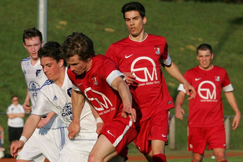 Donaumünsters Andreas Funk (links) blockt Wertingens Johannes Walter mit der Schulter ab. Hinten rechts TSV-Abwehrspieler Simon Bunk.  Foto: Georg Fischer