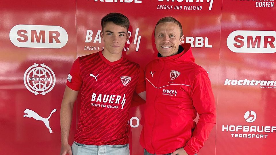 Buchbachs Sportlicher Leiter Andreas Bichlmaier (re.) begrüßt Adrian Alexy, der es in der Regionalliga probieren will.