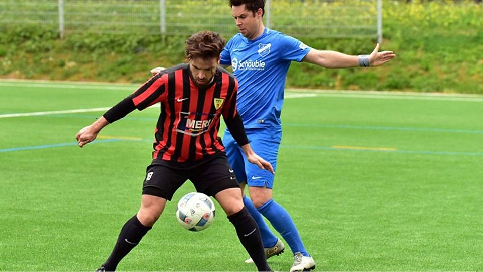 Seit sieben Spielen in der Abwehr, auch am Sonntag gegen St. Georgen: Daniel Schäuble (rechts, gegen Marco Beltrani, Rheinfelden) | Foto: Daniel Thoma