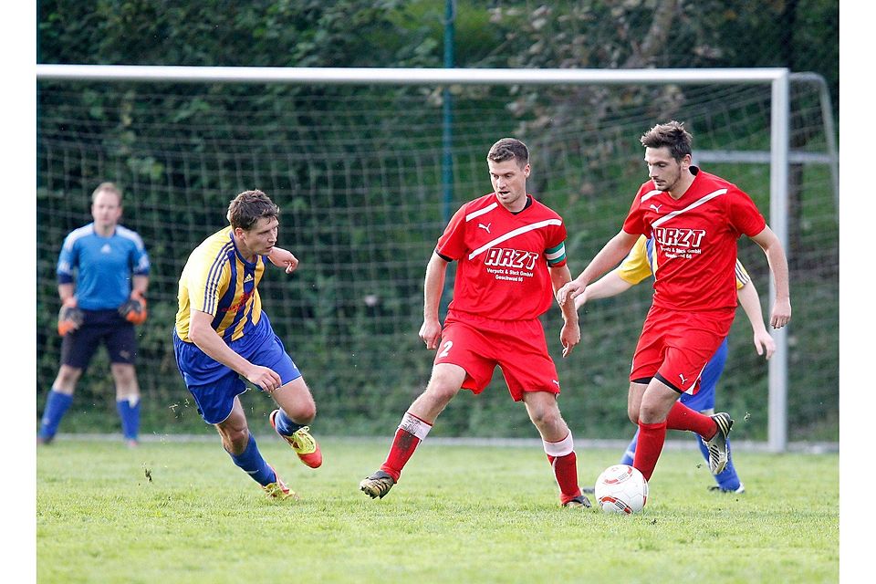 Im Spitzenspiel der AK 4 gewinnt der FC Thuisbrunn (gelb-blau) mit 4:0 gegen den SC Egloffstein (rot).  F: Maxbauer