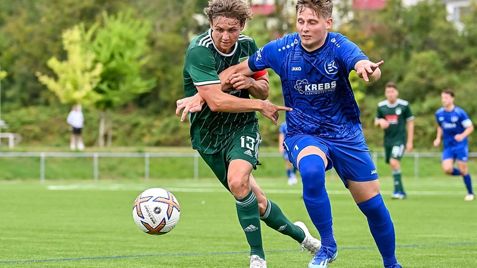  Torschützen unter sich: Filipp Schlegel (TuS Efringen-Kirchen, rechts) im Duell mit Timo Adelmann (FC Hausen) | Foto: Thomas Heß