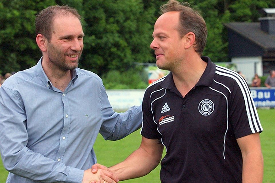 Trainer-Handshake vorm Rückspiel: Friesens Christoph Böger (li.) mit Garching-Coach Daniel Weber. F: Meier