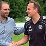 Trainer-Handshake vorm Rückspiel: Friesens Christoph Böger (li.) mit Garching-Coach Daniel Weber. F: Meier