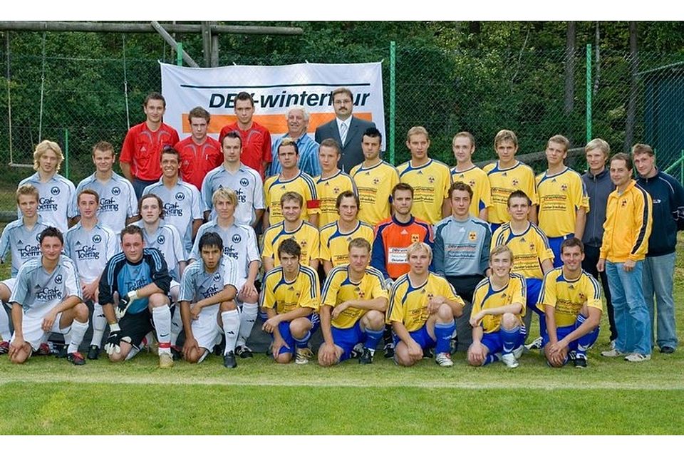 Links U 23-Mannschaft des SV Wacker Burghausen. Foto: Peter Wieland