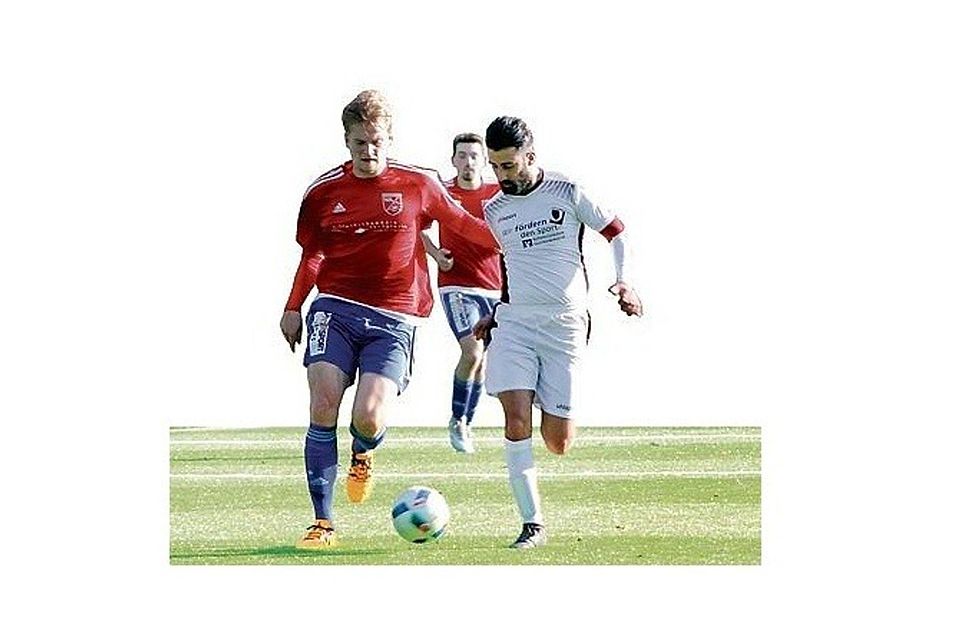 Unterlegen: Der  TuS Varel (weißes Trikot) musste sich dem VfL Wilhelmshaven auf dem Kunstrasenplatz geschlagen geben. Niklas Benter