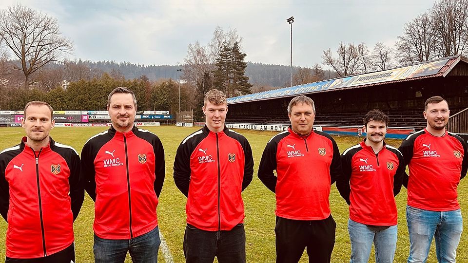 Sportlicher Leiter Matthias Plötz (von links) stellt die neuen Jugendtrainer Andras Kristoffy (Torhüter), Kilian Ettl (U13), Wolfgang Mühlbauer (U15), Bernhard Seiderer (U17) und Stefan Wagner (U19) vor.