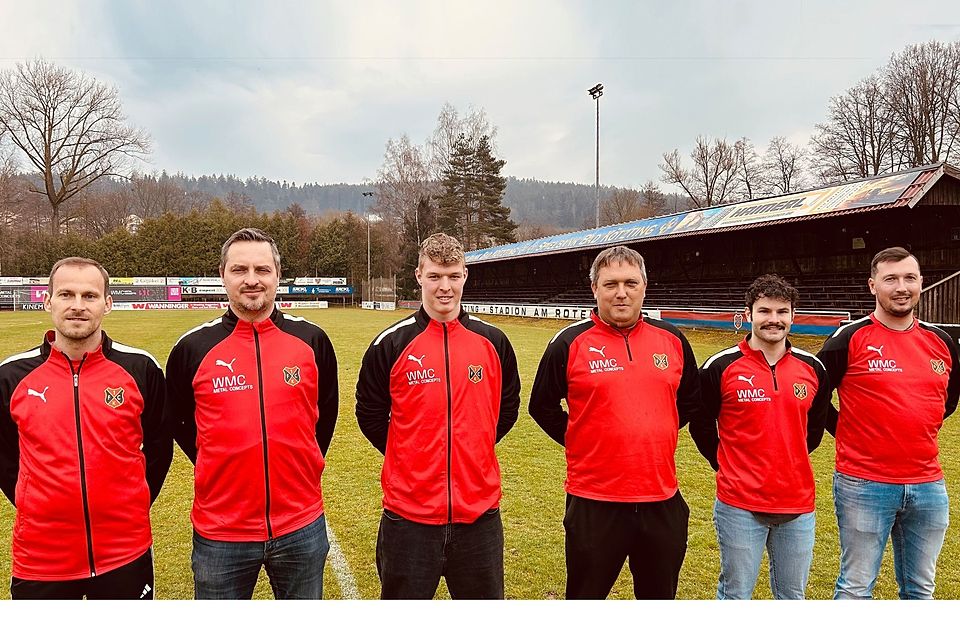 Sportlicher Leiter Matthias Plötz (von links) stellt die neuen Jugendtrainer Andras Kristoffy (Torhüter), Kilian Ettl (U13), Wolfgang Mühlbauer (U15), Bernhard Seiderer (U17) und Stefan Wagner (U19) vor. Sportlicher Leiter Matthias Plötz (von links) stellt die neuen Jugendtrainer Andras Kristoffy (Torhüter), Kilian Ettl (U13), Wolfgang Mühlbauer (U15), Bernhard Seiderer (U17) und Stefan Wagner (U19) vor.