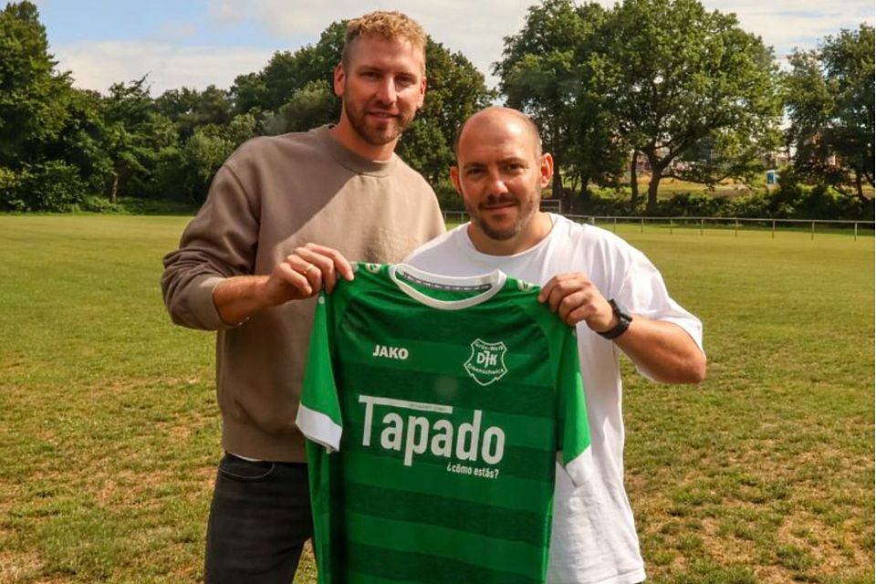 Kumpels wiedervereint: Nils Eisen (l.) mit Timo Ostdorf, Trainer der DJK GW Erkenschwick.