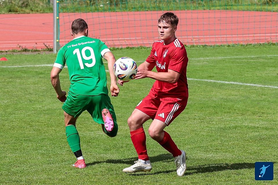 Markus Einsiedler (links) war mit dem TV Bad Grönenbach nicht zu stoppen nd ließ Lautrachs Alexander Bischof beim 5:0-Sieg einfch stehen.